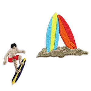 Peut inclure: Écussons brodés représentant un surfeur et des planches de surf. Le surfeur est représenté en short rouge, surfant sur une planche de surf bleue et jaune. Deux planches de surf sont appuyées l'une contre l'autre, l'une avec des rayures bleues, jaunes et vertes, l'autre avec des rayures rouges et oranges.