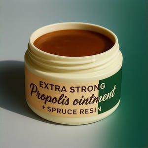 Può includere: Un barattolo di pomata Extra Forte Propoli + Resina di Abete. Il barattolo è bianco sporco con un unguento marrone all'interno. L'etichetta è beige con dettagli verdi e testo.