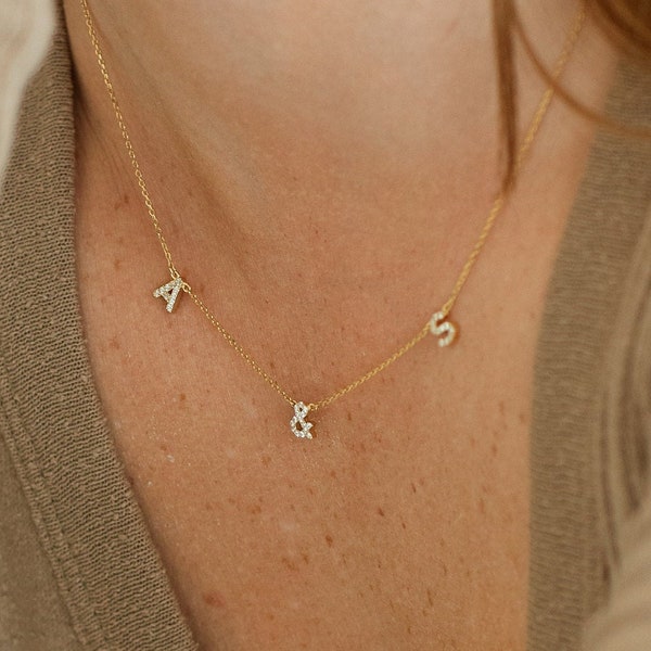 Pavé-Buchstaben-Halskette von GracePersonalized – individueller Namensschmuck – goldene Initial-Charms – personalisiertes Geschenk – Geschenk für Mütter *LUCIANA-HALSKETTE*