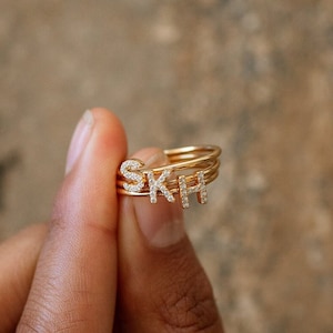 Anillo con inicial pavé personalizado de GracePersonalized - Anillo con letra personalizado - Anillo con inicial minimalista apilable - Regalos con letra *A0002-E01*