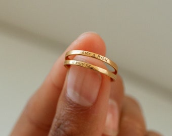 Sierlijke stapelnaamring van GracePersonalized - Op maat gegraveerde magere bandring - Delicate minimale gepersonaliseerde naamring *REBECCA Ring*