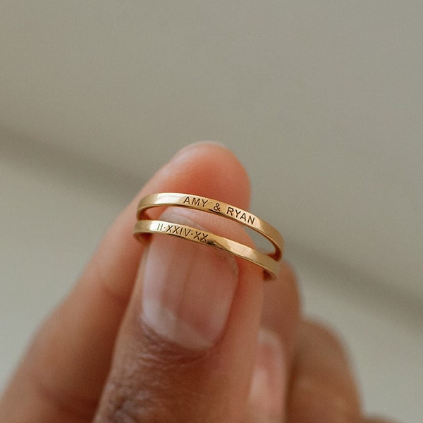 Zierlicher Stapel Ring von GracePersonalized - Personalisierter schmaler Bandring mit Gravur - Zarter Minimal Ring *REBECCA*