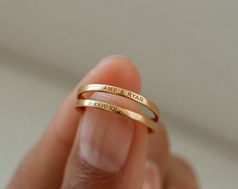 Zierlicher Stapel-Namensring von GracePersonalized – individuell gravierter schmaler Bandring – zarter, minimalistischer personalisierter Namensring *REBECCA-Ring*