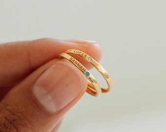 Individuell gravierter Geburtssteinring von GracePersonalized – Filigraner Stapelring – Personalisierter Kindernamensring *RUBINRING*