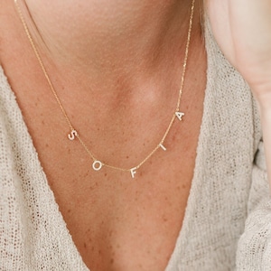 Collar con nombre pavé de GracePersonalized - Joyería personalizada con letras espaciadas - Delicados dijes iniciales de circonita cúbica *B0013-E01*