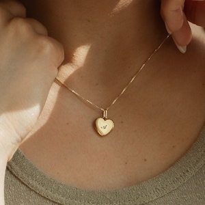 Pingente de coração com inicial gravada da GracePersonalized - Colar de coração dourado com letra personalizada - Presente personalizado para ela *B0022-E02*