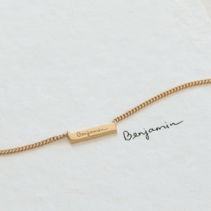 Collar con barra de escritura a mano de GracePersonalized - Collar con firma - Collar con nombre escrito a mano / Barra mediana *B0030-E01*