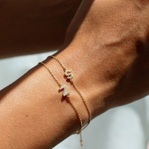 Pulsera con inicial pavé personalizada de GracePersonalized - Pulsera personalizada con letras laterales - Pulsera apilable de oro *D0004-E02*