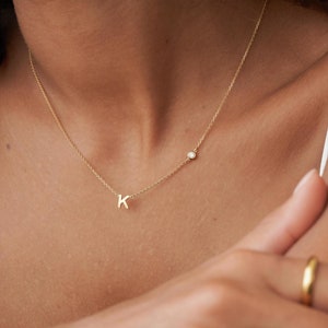 Collier personnalisé avec lettre et pierres de naissance par GracePersonalized - Initiales délicates avec collier de pierres de naissance *B0038-E03*