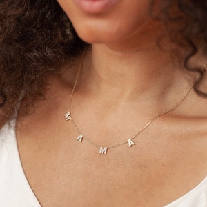 Collar con la letra "Mamá" de GracePersonalized - Collar para mamá - Collar para madre - Collar para mamá primeriza / Listo para enviar *B0013-E04*