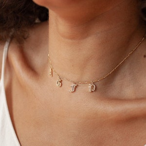 Collar con letras góticas pavé de GracePersonalized - Collar con nombre personalizado - Collar con nombre en inglés antiguo - Iniciales personalizadas *B0012-E01*