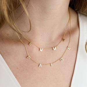 Juego de collares con letras personalizadas de GracePersonalized - Collares con nombre personalizado - Juego de collares con nombres familiares *B0038-E06*