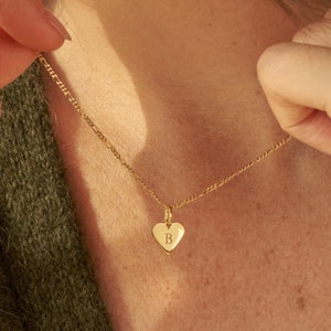 Delicado collar con inicial grabada en forma de corazón de GracePersonalized - Colgante con letra personalizada - Collar minimalista con inicial en oro *B0028-E01*