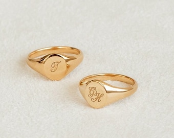 Demi Oval Signet Ring - Custom Engraved Monogram Jewelry - Unique Gift for Her | Grace Personalized