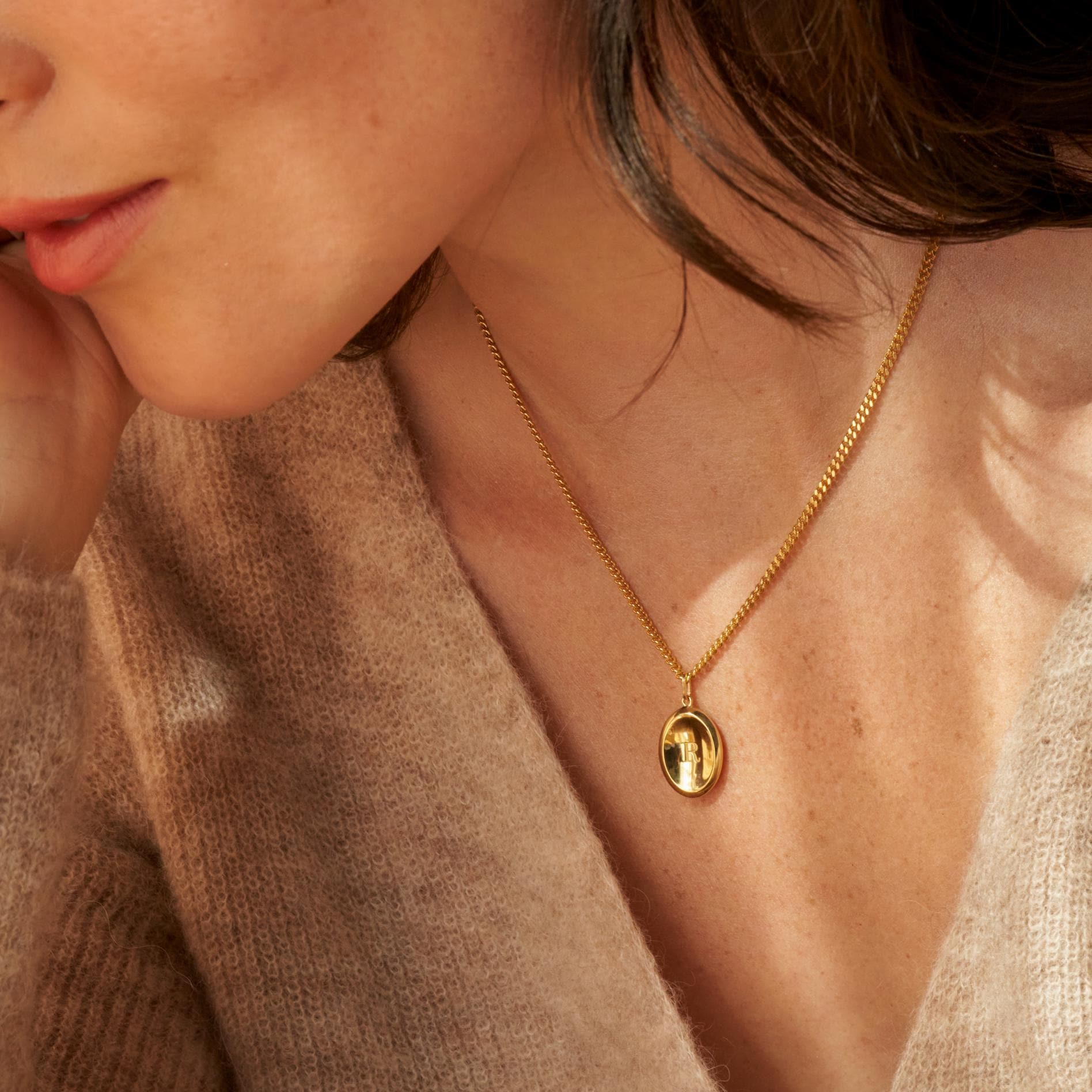 【Grace Personalized】ELAINEネックレス Engraved Oval Pendant Necklace by Gracepersonalized - Custom