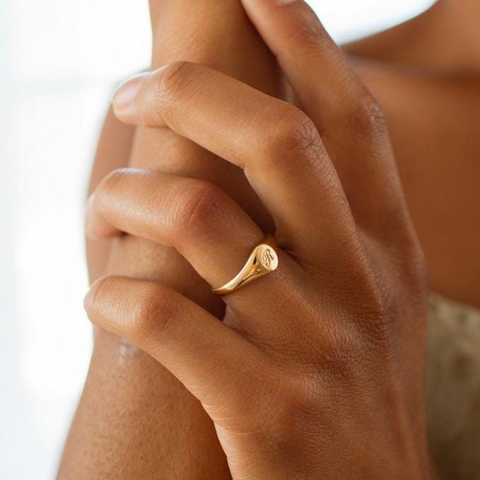 【Grace Personalized】RHONDAリング Personalized Oval Signet Ring by Gracepersonalized - Custom