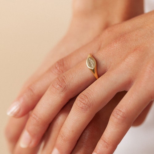 アクセサリー HENSON-ENGRAVED OVAL SIGNET RING Engraved Oval Signet Ring by Gracepersonalized - Custom Initial