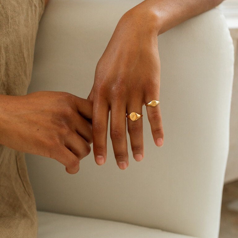 【Grace Personalized】RIXIEリング Custom Oval Signet Ring by Gracepersonalized – Engraved