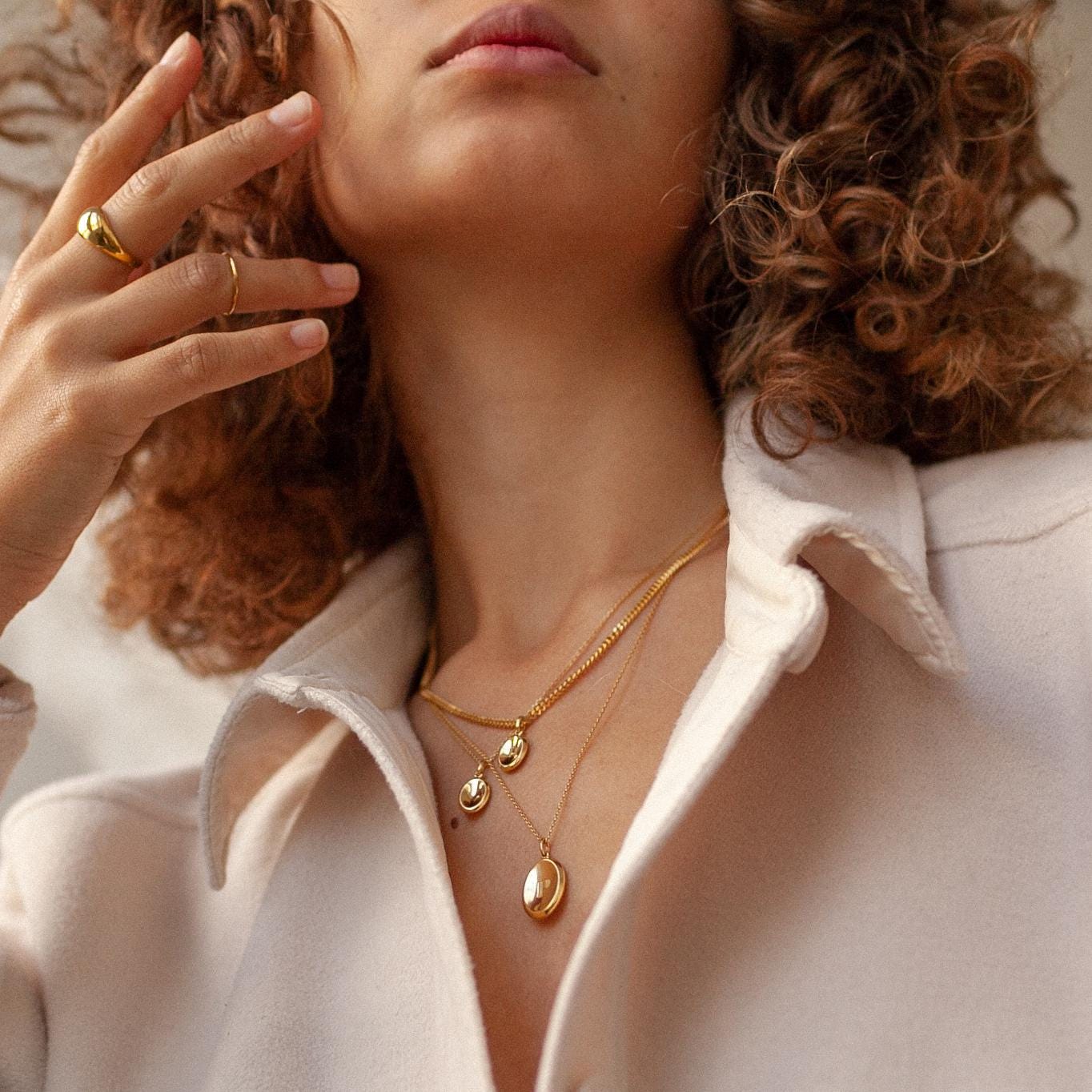 【Grace Personalized】ELAINEネックレス Engraved Oval Pendant Necklace by Gracepersonalized