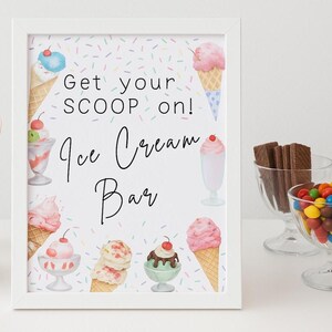 Puede incluir: Un letrero con marco blanco que presenta el texto Get your SCOOP on! Ice Cream Bar en letras negras. El fondo está decorado con chispas de colores y varias ilustraciones en acuarela de conos de helado y copas en recipientes de vidrio.