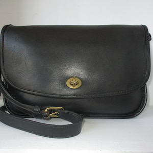 Bolso clásico con solapa Coach Vintage Bonnie Cashin en color negro. Fabricado en EE. UU.