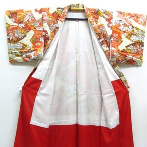 Puede incluir: Un kimono japon&eacute;s tradicional con fondo blanco y un estampado floral colorido. El kimono est&aacute; abierto para revelar un forro rojo.