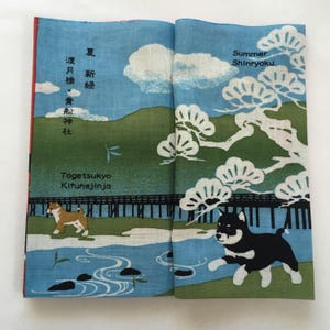 Op de afbeelding: Een blauw en groen stoffen paneel met een Japans landschapsontwerp. Het paneel toont een brug, een rivier, een dennenboom en twee honden. De tekst "Summer Shinryoku" is gedrukt in de rechterbovenhoek. De tekst "Togetsukyo Kifunejinja" is gedrukt in de linkerbenedenhoek.