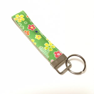 Llavero de pulsera verde claro, flor, llavero de tela, patrón de kimono japonés llavero de tela, pulsera