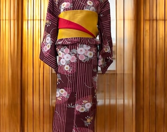 Conjunto de yukata y obi rojo y marrón, yukata y obi vintage, kimono y obi reversible, yukata y obi antiguos, kimono con estampado floral.