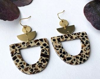 Playful statement earrings Resin - spotted earrings, resin earrings, brass earrings, brown earrings, hanging earrings, leopard earrings