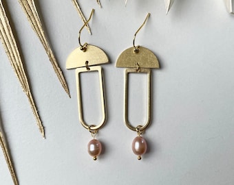 Minimalist Pearl Dangling Earrings Pink - pearl earrings, fresh water pearl earrings, geometric earrings, brass earrings, pink earrings