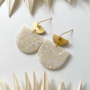 Hanging earrings Resin Opal - resin earrings, brass earrings, iridescent earrings, shimmer earrings, gold offwhite earrings