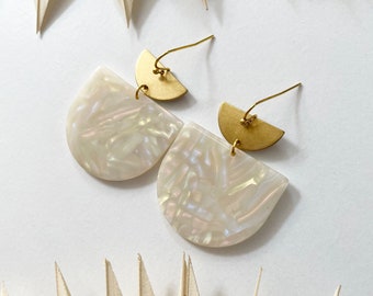 Hanging earrings Resin Opal - resin earrings, brass earrings, iridescent earrings, shimmer earrings, gold offwhite earrings