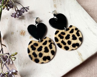 Statement earrings with heart and animal print * Dangling earrings - rockabilly earrings - panter earrings - leopard earrings - black heart