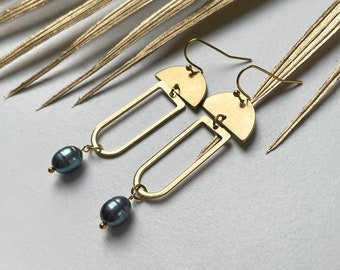 Minimalist Pearl Dangling Earrings Black - pearl earrings, fresh water pearl earrings, geometric earrings, brass earrings, dark pearls
