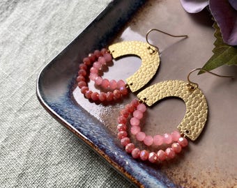 Handgemaakte oorbellen roze kralen en goud – bohemian statement oorbellen – unieke kleurrijke sieraden – cadeautje voor vriendin (of jezelf)