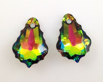 Peut inclure: Deux pendentifs en cristal en forme de larme irisés avec un trou en haut pour la suspension. Les cristaux sont un mélange de vert, bleu, jaune et rouge.