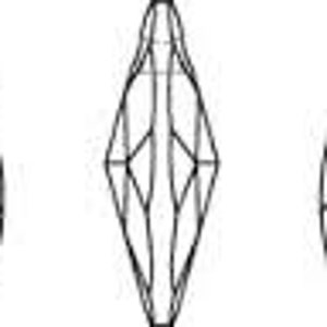Peut inclure: Un ensemble de trois pendentifs en cristal transparent en forme de larme avec un design facett&eacute; et un trou en haut pour la ficelle.
