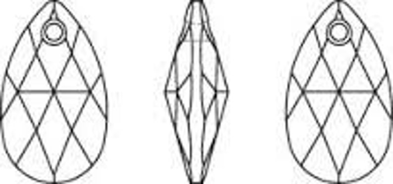 Peut inclure: Un ensemble de trois pendentifs en cristal transparent en forme de larme avec un design facett&eacute; et un trou en haut pour la ficelle.