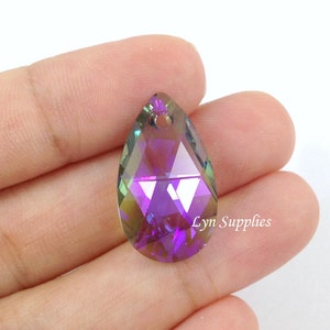 Peut inclure: Un pendentif en cristal en forme de larme avec une finition iris&eacute;e violette et verte. Le pendentif a un trou en haut pour l'enfilage.