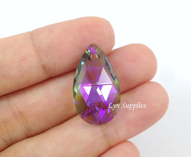 Peut inclure: Un pendentif en cristal en forme de larme avec une finition iris&eacute;e violette et verte. Le pendentif a un trou en haut pour l'enfilage.