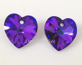 Peut inclure: Deux pendentifs en cristal en forme de cœur de couleur violette avec un trou pour la ficelle. Les cristaux ont un design facetté et une finition brillante.