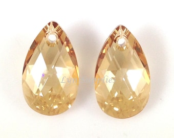 Peut inclure: Deux perles en cristal en forme de larme avec un trou en haut pour le perlage. Les perles sont de couleur ambre clair et ont un design facetté.