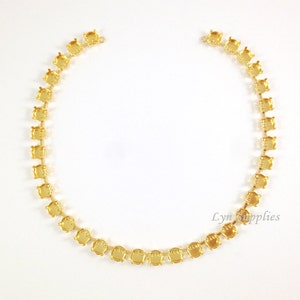 Puede incluir: Cadena de metal dorado con engastes para piedras de imitación. La cadena está diseñada para ser utilizada en la elaboración de joyas.