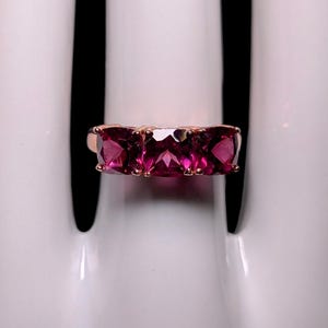 Vintage Ring aus massivem 10-karätigem Roségold mit drei echten rosa Turmalinen im Kissenschliff