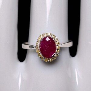 Vintage ovaler Solitärring aus Sterlingsilber mit echtem Rubin und simuliertem Diamant-Halo