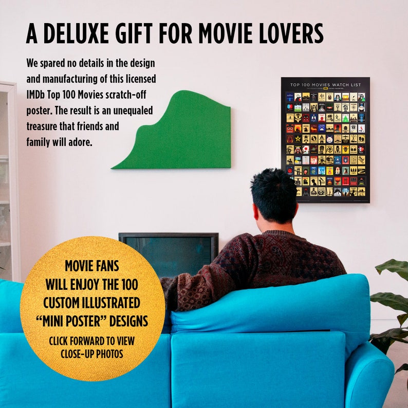 Pode incluir: Um cartaz preto e branco com o texto "TOP 100 MOVIES WATCH LIST" e uma grade de 100 pequenos cartazes de filmes. O cartaz est&aacute; pendurado em uma parede branca em uma sala de estar. Uma pessoa est&aacute; sentada em um sof&aacute; azul de frente para o cartaz.