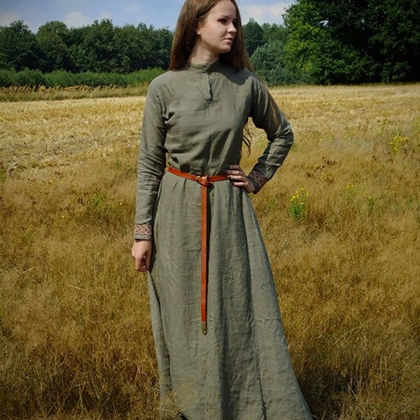 Medieval dress with stand-up collar and bronze buttons, reenactment, costume