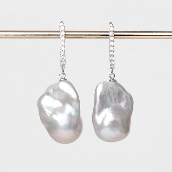 Boucles D'Oreilles Longues Pendantes Argentées Avec Boule Nacre 12mm - Occasion Bon État