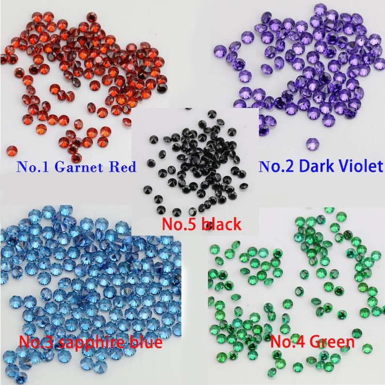 Pode incluir: Conjunto de pequenas pedras de strass redondas e facetadas em v&aacute;rias cores, incluindo vermelho granada, violeta escuro, azul safira, verde e preto.  No.1 Vermelho granada, No.2 Violeta escuro, No.3 Azul safira, No.4 Verde, No.5 Preto.